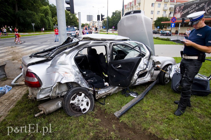  Wypadek karetki na 12 Lutego. Jedna osoba nie żyje, trzy w ciężkim stanie trafiły do szpitala zdjęcie nr 110788