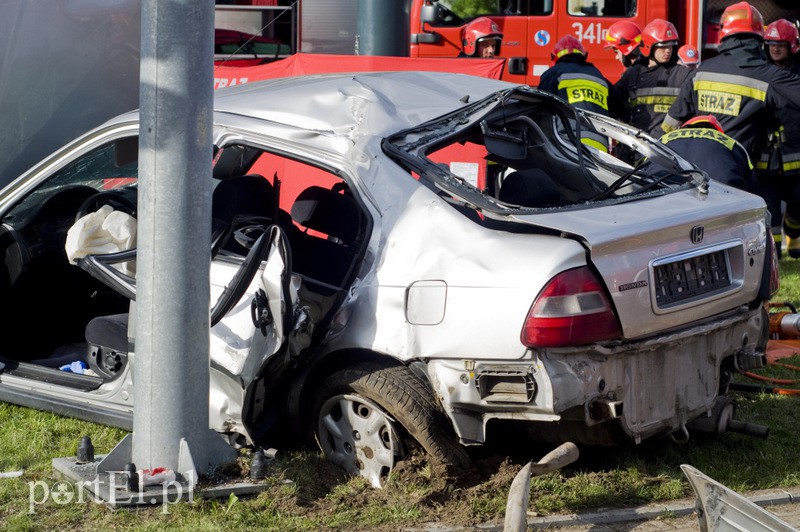  Wypadek karetki na 12 Lutego. Jedna osoba nie żyje, trzy w ciężkim stanie trafiły do szpitala zdjęcie nr 110777