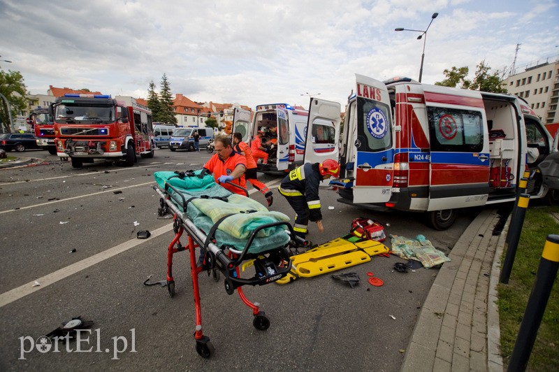  Wypadek karetki na 12 Lutego. Jedna osoba nie żyje, trzy w ciężkim stanie trafiły do szpitala zdjęcie nr 110767