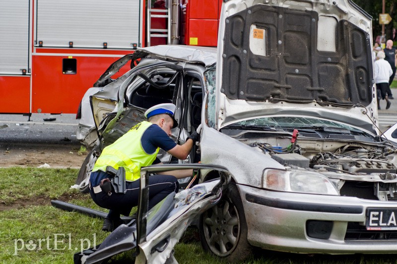 Wypadek karetki na 12 Lutego. Jedna osoba nie żyje, trzy w ciężkim stanie trafiły do szpitala zdjęcie nr 110785