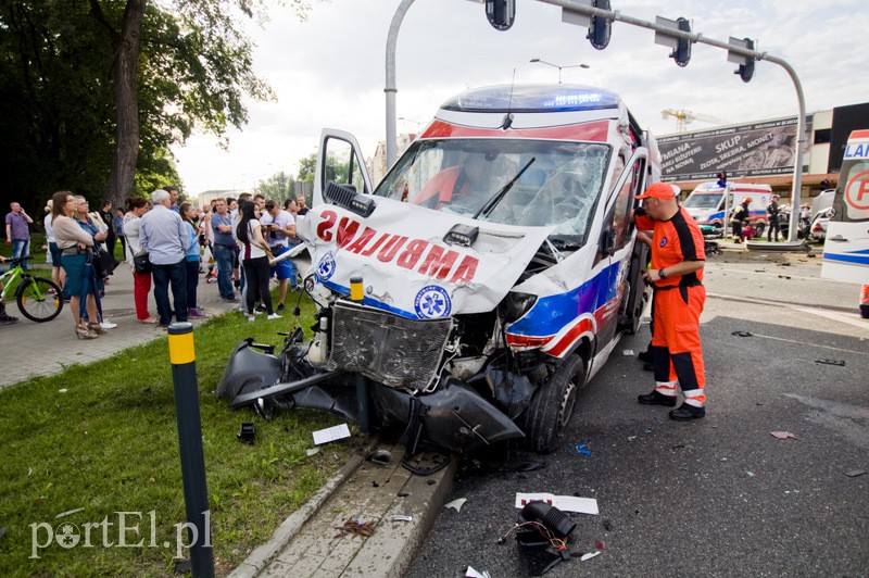  Wypadek karetki na 12 Lutego. Jedna osoba nie żyje, trzy w ciężkim stanie trafiły do szpitala zdjęcie nr 110774