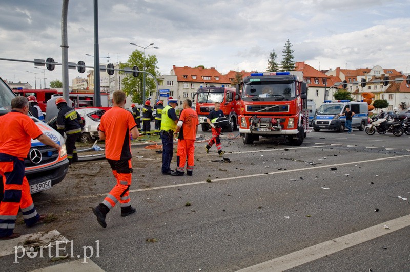  Wypadek karetki na 12 Lutego. Jedna osoba nie żyje, trzy w ciężkim stanie trafiły do szpitala zdjęcie nr 110769