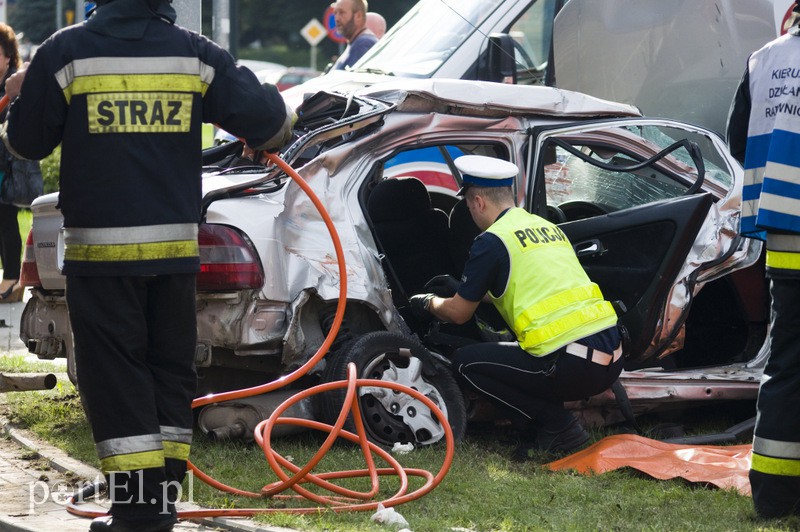  Wypadek karetki na 12 Lutego. Jedna osoba nie żyje, trzy w ciężkim stanie trafiły do szpitala zdjęcie nr 110780