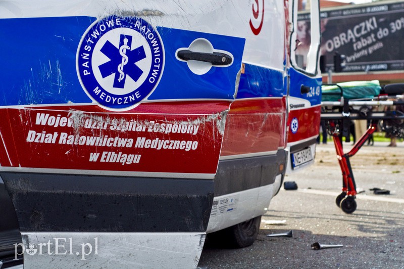  Wypadek karetki na 12 Lutego. Jedna osoba nie żyje, trzy w ciężkim stanie trafiły do szpitala zdjęcie nr 110783