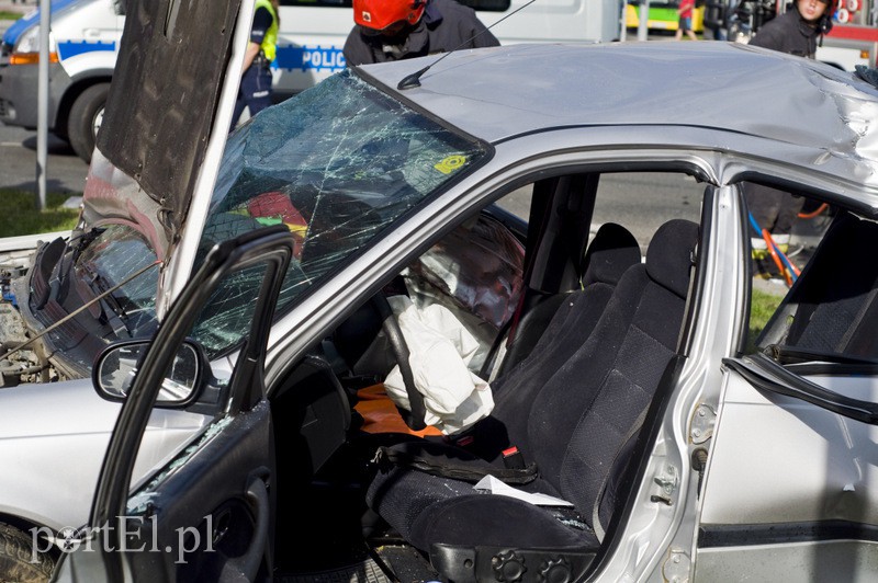  Wypadek karetki na 12 Lutego. Jedna osoba nie żyje, trzy w ciężkim stanie trafiły do szpitala zdjęcie nr 110778