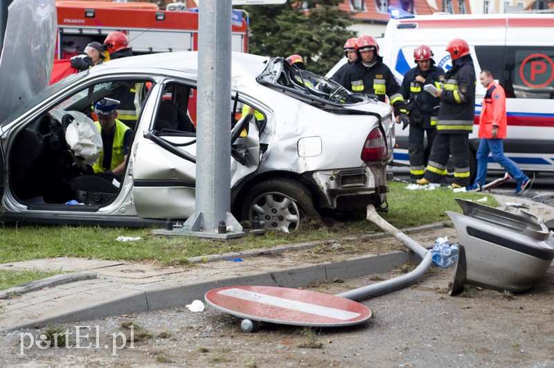  Wypadek karetki na 12 Lutego. Jedna osoba nie żyje, trzy w ciężkim stanie trafiły do szpitala zdjęcie nr 110786