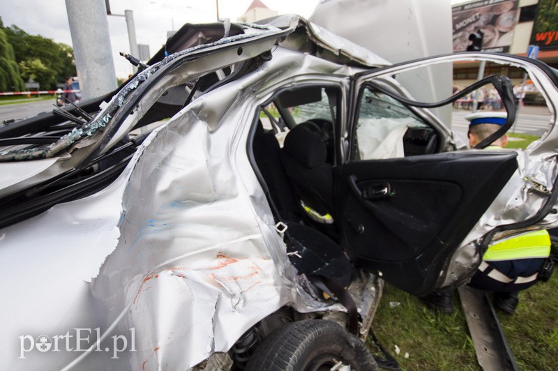  Wypadek karetki na 12 Lutego. Jedna osoba nie żyje, trzy w ciężkim stanie trafiły do szpitala zdjęcie nr 110789