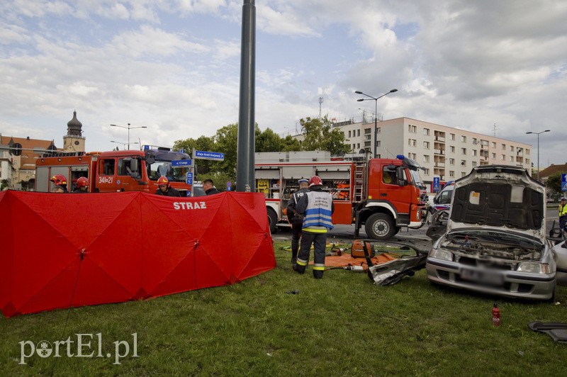  Wypadek karetki na 12 Lutego. Jedna osoba nie żyje, trzy w ciężkim stanie trafiły do szpitala zdjęcie nr 110771