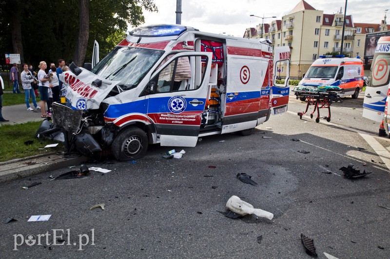  Wypadek karetki na 12 Lutego. Jedna osoba nie żyje, trzy w ciężkim stanie trafiły do szpitala zdjęcie nr 110775