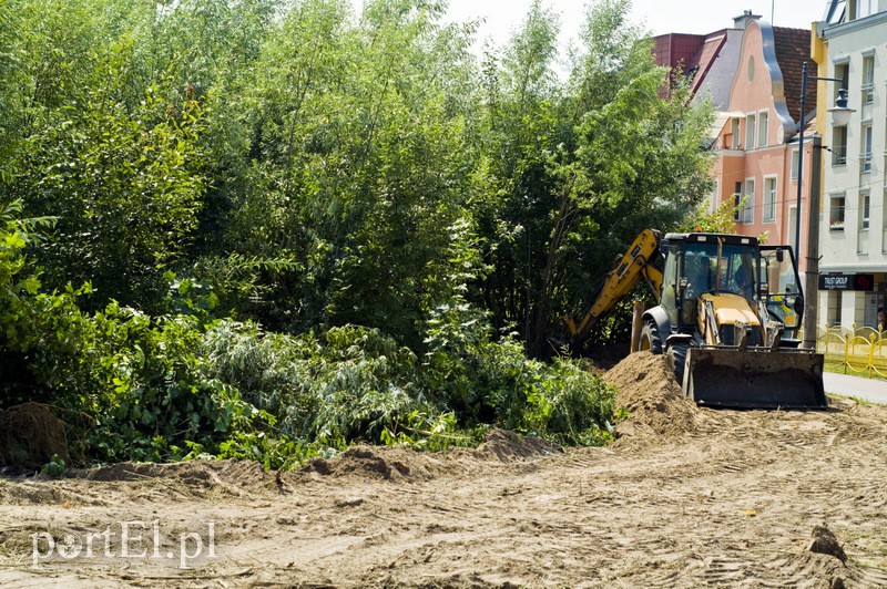 Jedno z najbardziej wstydliwych miejsc w Elblągu właśnie przechodzi metamorfozę. Naprzeciwko ratusza zdjęcie nr 111174