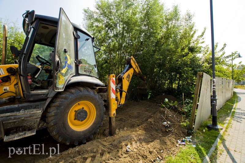 Jedno z najbardziej wstydliwych miejsc w Elblągu właśnie przechodzi metamorfozę. Naprzeciwko ratusza zdjęcie nr 111171