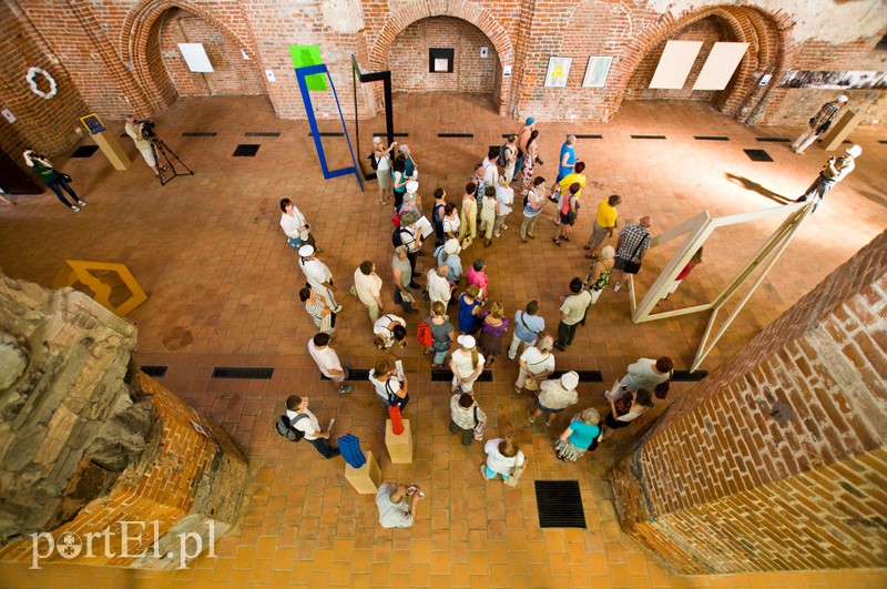 Spacer z przewodnikiem formy przestrzenne zdjęcie nr 111235