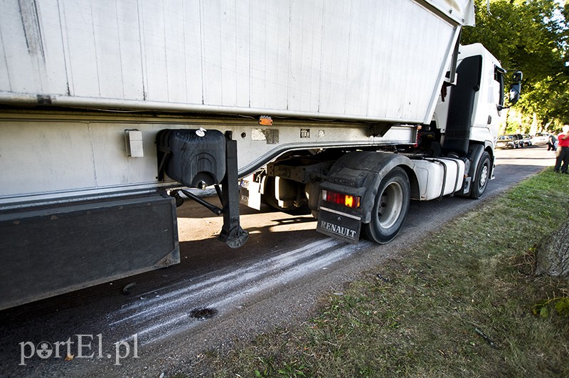  Ciężarówka zderzyła się z autem osobowym. Są ranni zdjęcie nr 111541