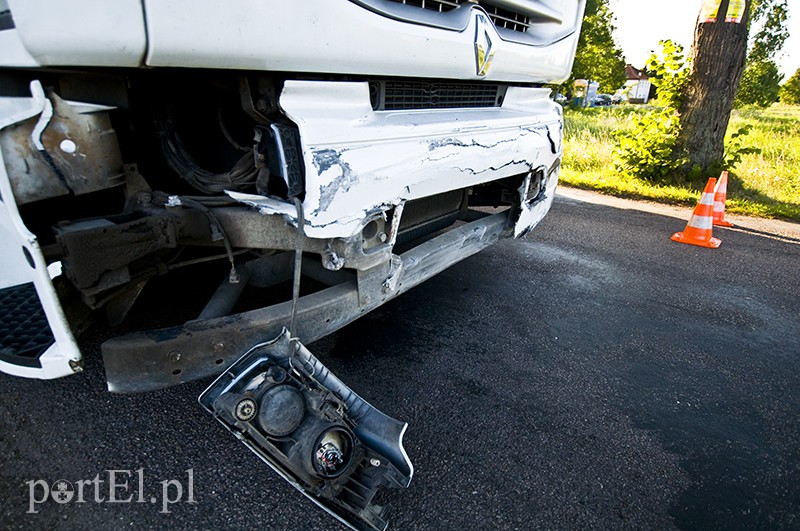  Ciężarówka zderzyła się z autem osobowym. Są ranni zdjęcie nr 111544