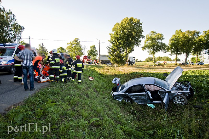  Ciężarówka zderzyła się z autem osobowym. Są ranni zdjęcie nr 111537