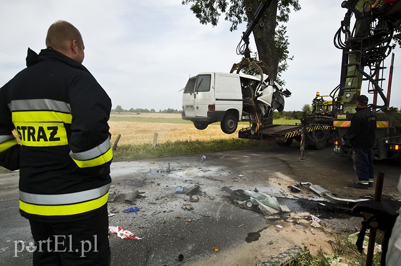  Uderzył w drzewo, wylądował na dachu zdjęcie nr 111771