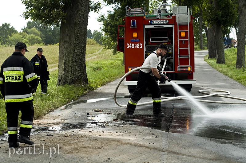  Uderzył w drzewo, wylądował na dachu zdjęcie nr 111781