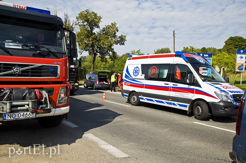 Kolizja przed obwodnicą, trzy osoby w szpitalu zdjęcie nr 112475