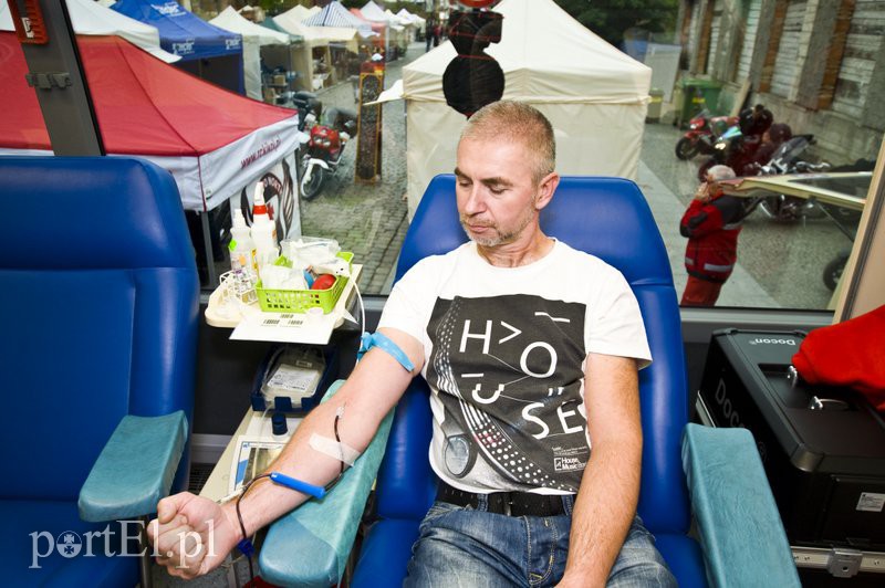  Upuszczają sobie krew i zachęcają do tego innych zdjęcie nr 113229