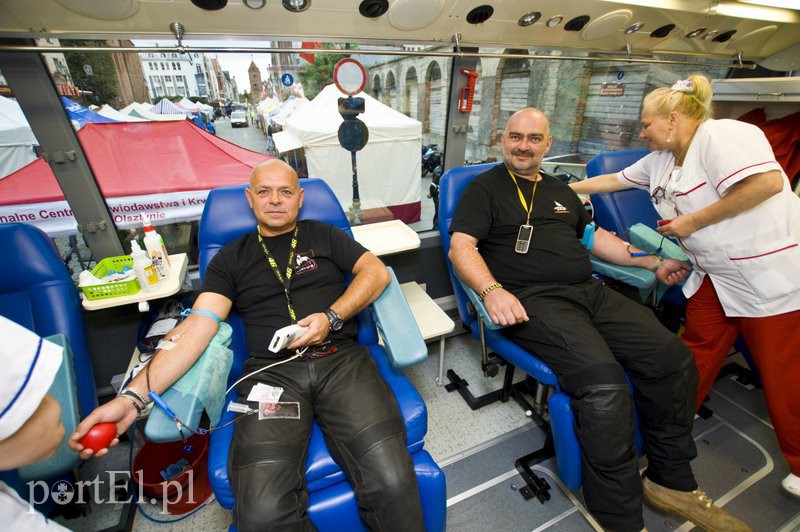 Elbląg  Upuszczają sobie krew i zachęcają do tego innych