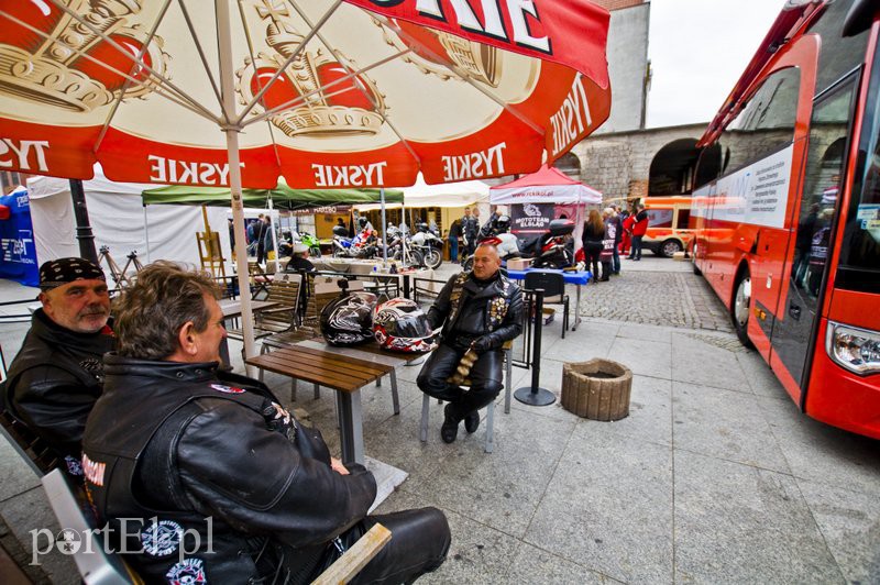  Upuszczają sobie krew i zachęcają do tego innych zdjęcie nr 113223