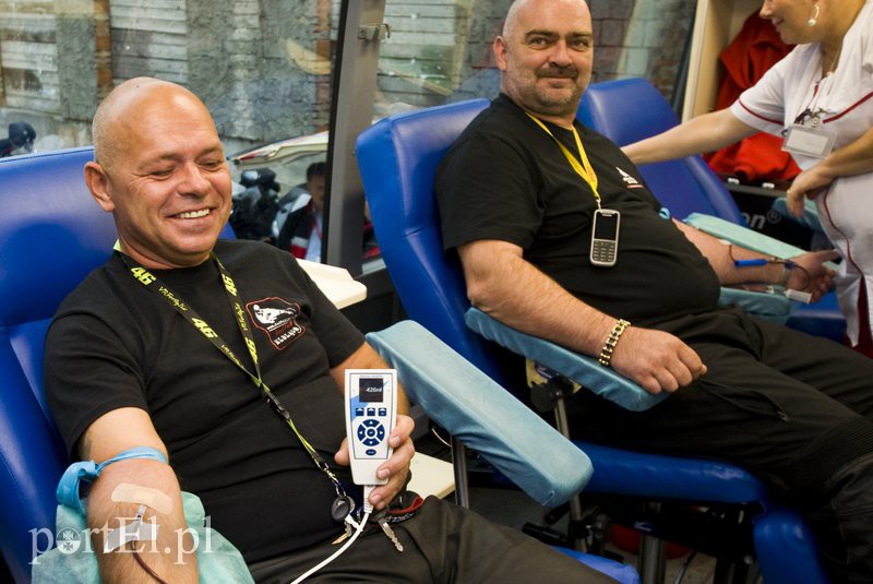  Upuszczają sobie krew i zachęcają do tego innych zdjęcie nr 113214