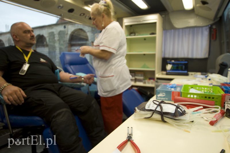  Upuszczają sobie krew i zachęcają do tego innych zdjęcie nr 113215