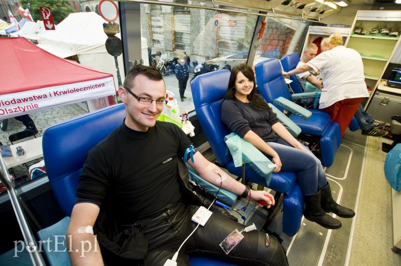  Upuszczają sobie krew i zachęcają do tego innych zdjęcie nr 113228