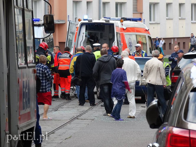 Elbląg Passatem wjechała pod tramwaj