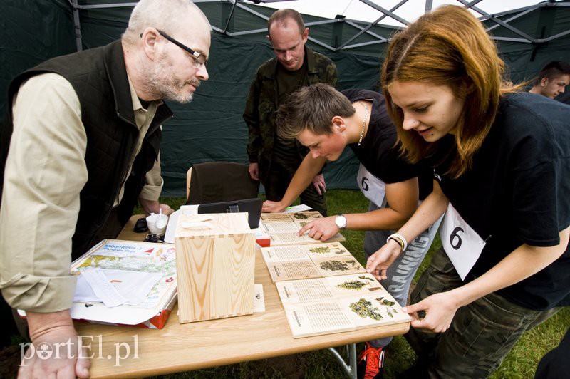 Uczniowie w mundurach biegali w Bażantarni zdjęcie nr 113603