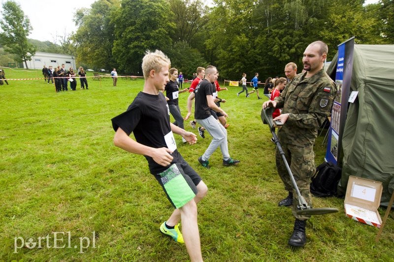 Uczniowie w mundurach biegali w Bażantarni zdjęcie nr 113598