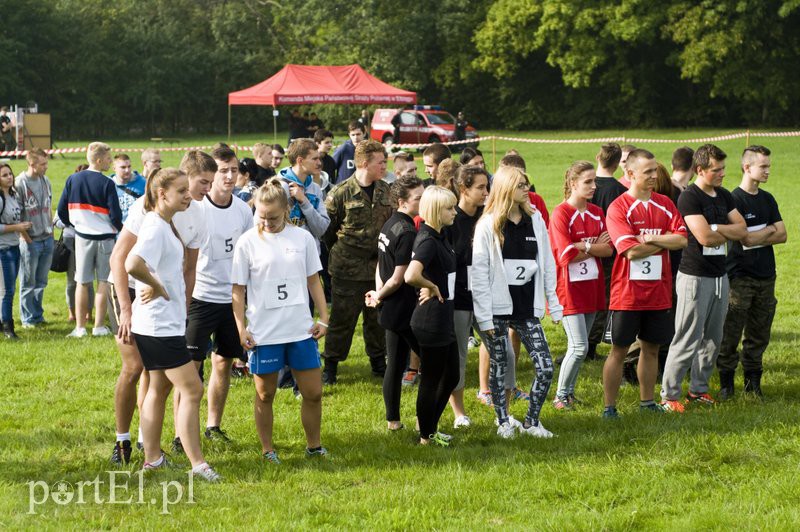 Uczniowie w mundurach biegali w Bażantarni zdjęcie nr 113587