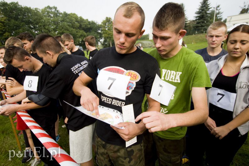 Uczniowie w mundurach biegali w Bażantarni zdjęcie nr 113597