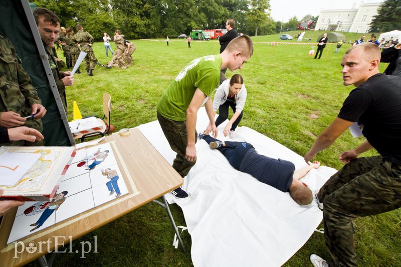 Uczniowie w mundurach biegali w Bażantarni zdjęcie nr 113605