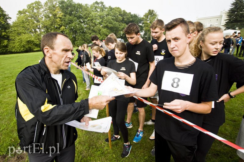 Uczniowie w mundurach biegali w Bażantarni zdjęcie nr 113595