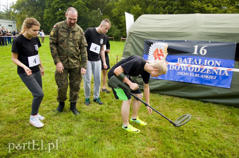 Uczniowie w mundurach biegali w Bażantarni zdjęcie nr 113599