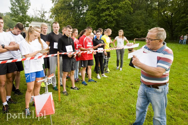 Uczniowie w mundurach biegali w Bażantarni zdjęcie nr 113594