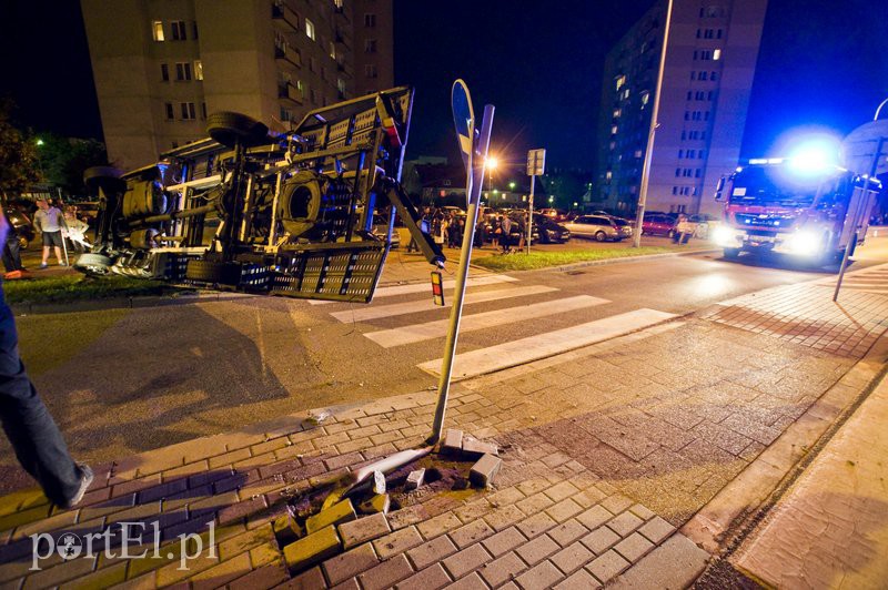  Pirat drogowy staranował lawetę, fiata i sygnalizator zdjęcie nr 113704