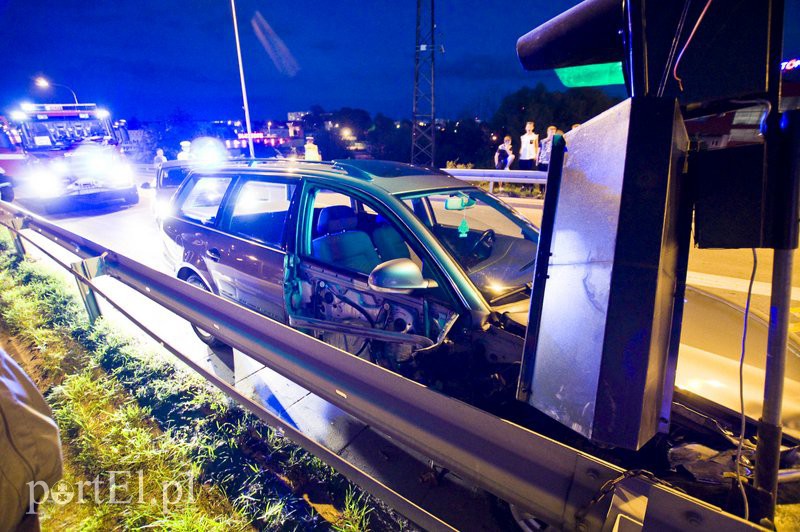  Pirat drogowy staranował lawetę, fiata i sygnalizator zdjęcie nr 113698