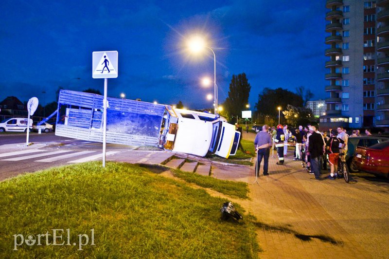  Pirat drogowy staranował lawetę, fiata i sygnalizator zdjęcie nr 113692