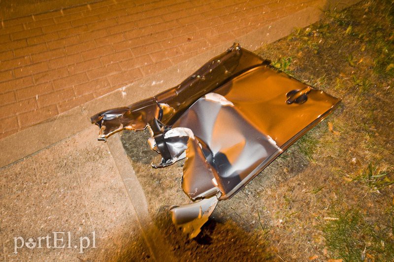  Pirat drogowy staranował lawetę, fiata i sygnalizator zdjęcie nr 113701