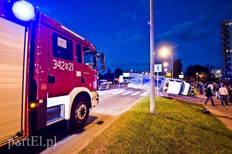  Pirat drogowy staranował lawetę, fiata i sygnalizator zdjęcie nr 113691