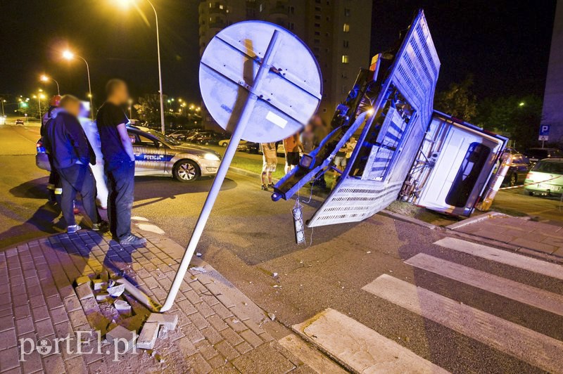  Pirat drogowy staranował lawetę, fiata i sygnalizator zdjęcie nr 113703