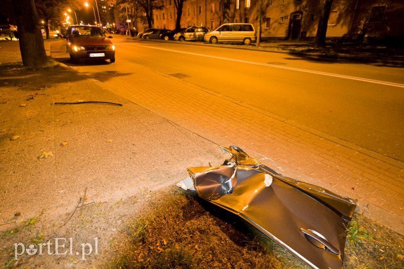  Pirat drogowy staranował lawetę, fiata i sygnalizator zdjęcie nr 113700