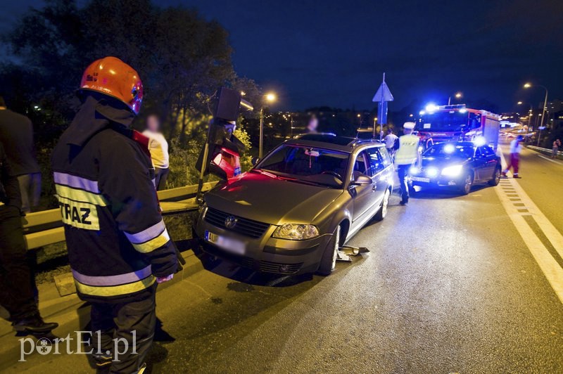  Pirat drogowy staranował lawetę, fiata i sygnalizator zdjęcie nr 113695