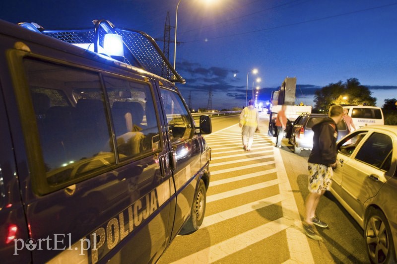  Pirat drogowy staranował lawetę, fiata i sygnalizator zdjęcie nr 113694