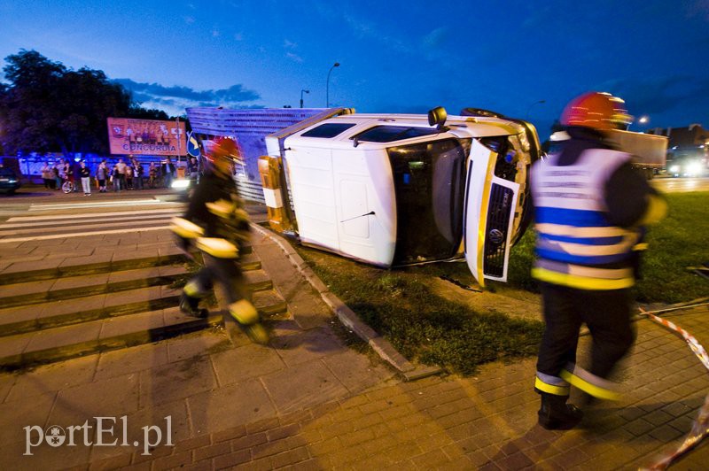 Elbląg  Pirat drogowy staranował lawetę, fiata i sygnalizator