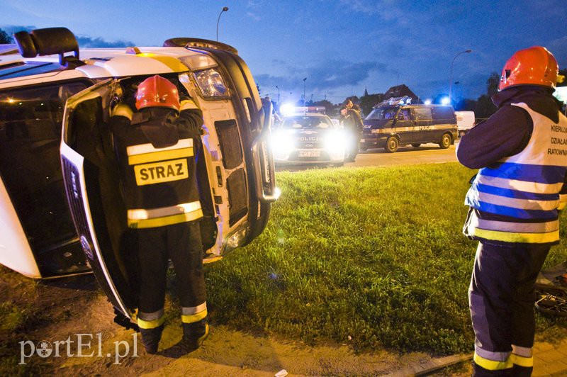  Pirat drogowy staranował lawetę, fiata i sygnalizator zdjęcie nr 113690