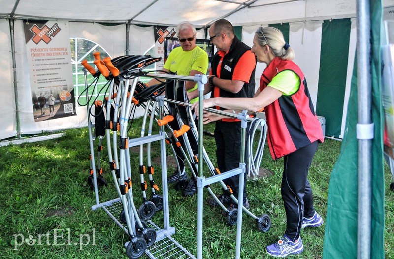 650 osób powędrowało z kijkami przez Bażantarnię zdjęcie nr 113732