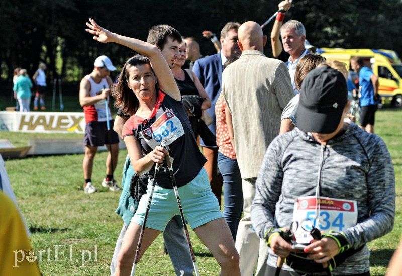 650 osób powędrowało z kijkami przez Bażantarnię zdjęcie nr 113754